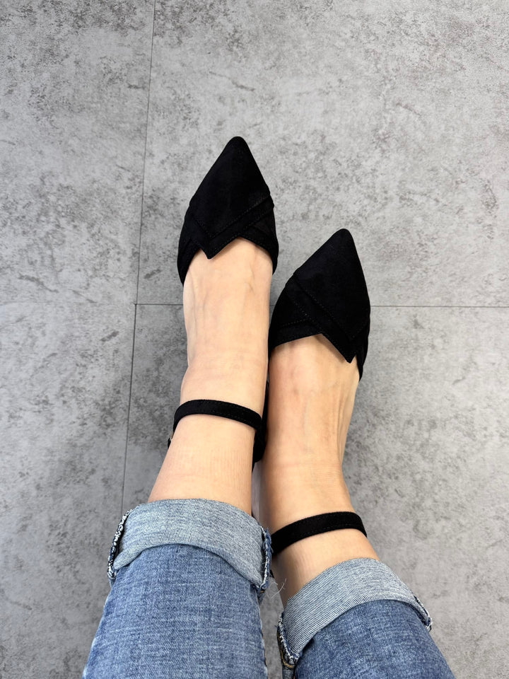 【大きめサイズあり】イナヅマラインストラップパンプス 【ブラック】