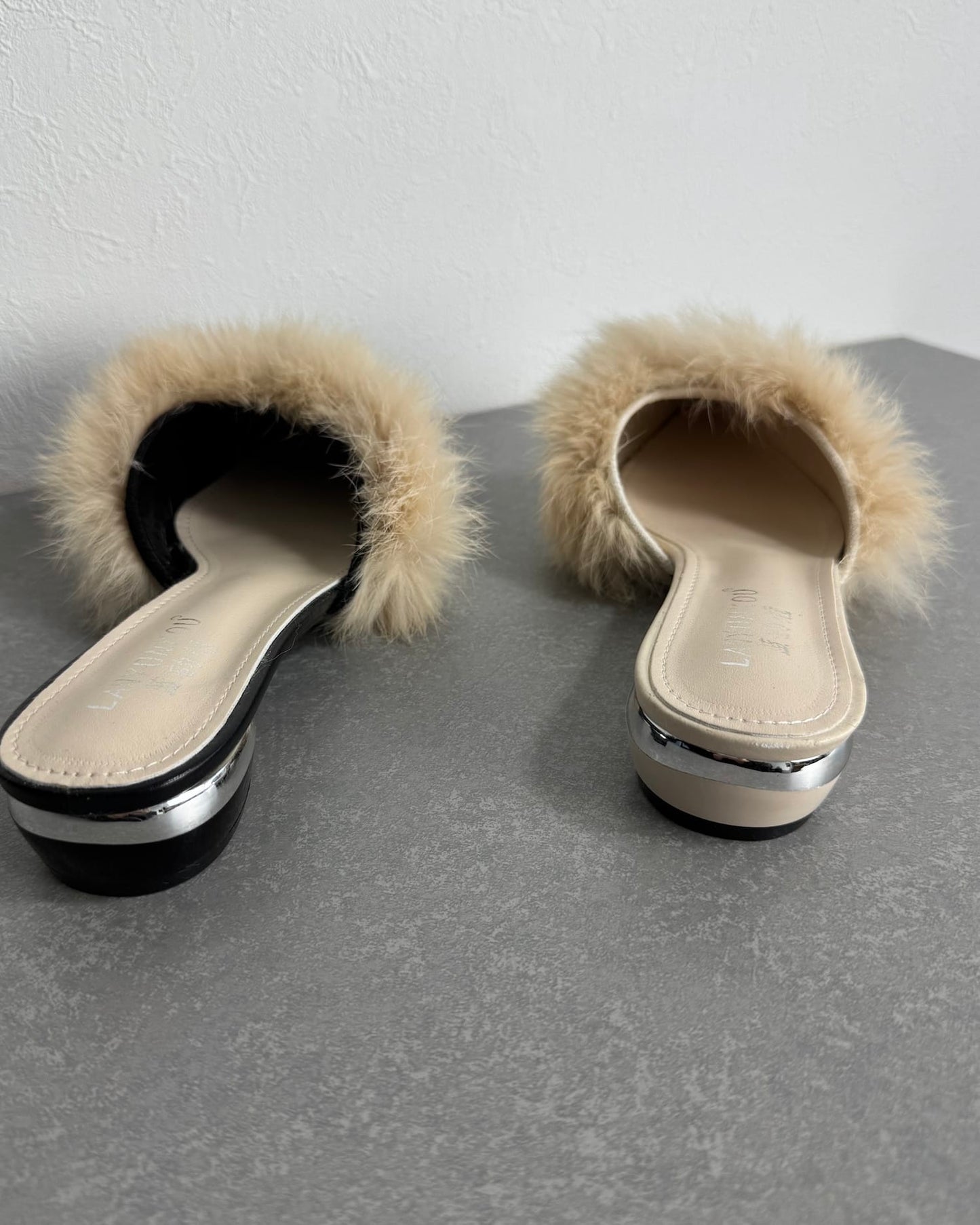 ポインテッドファーサンダル