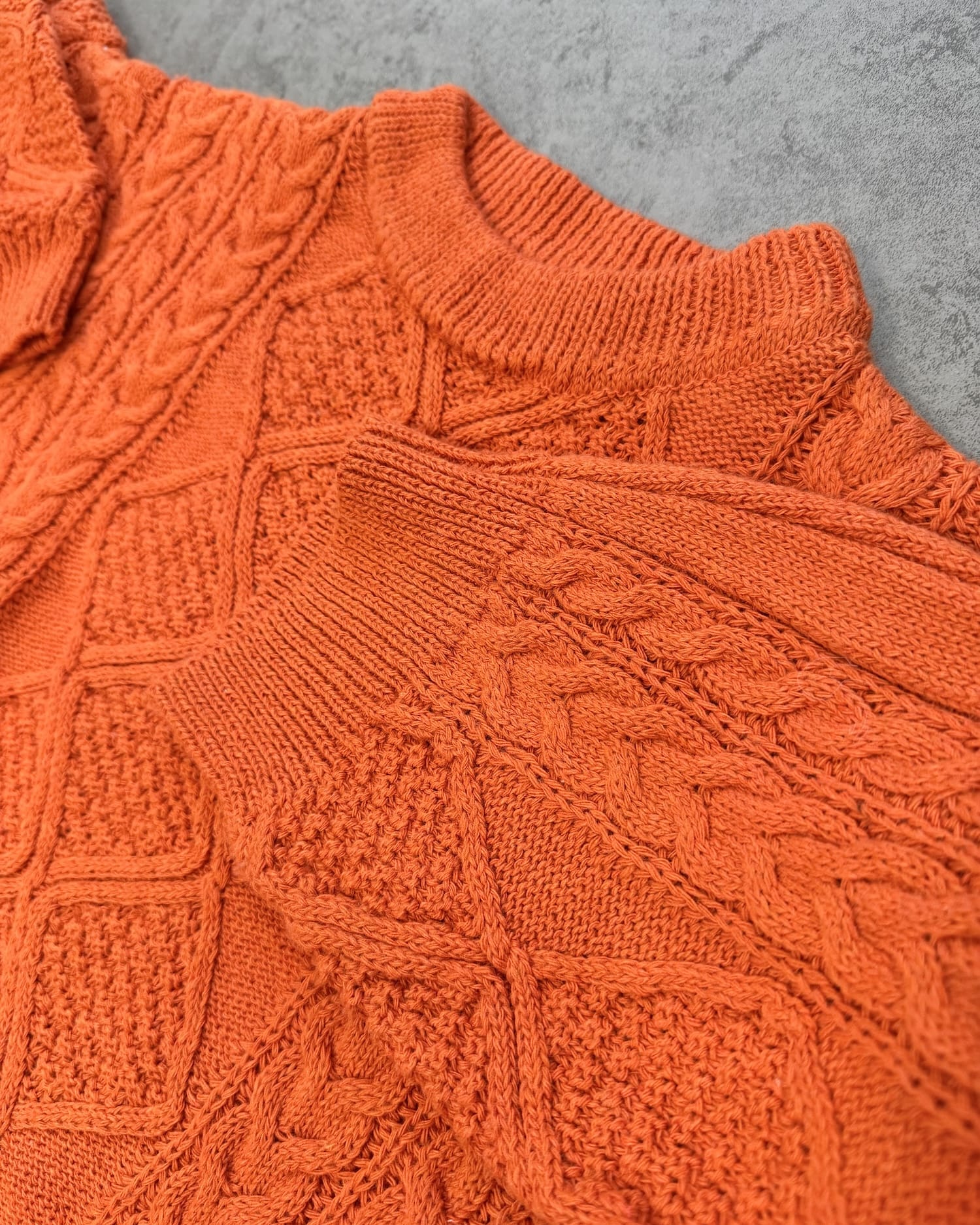 ケーブルオーバーニット