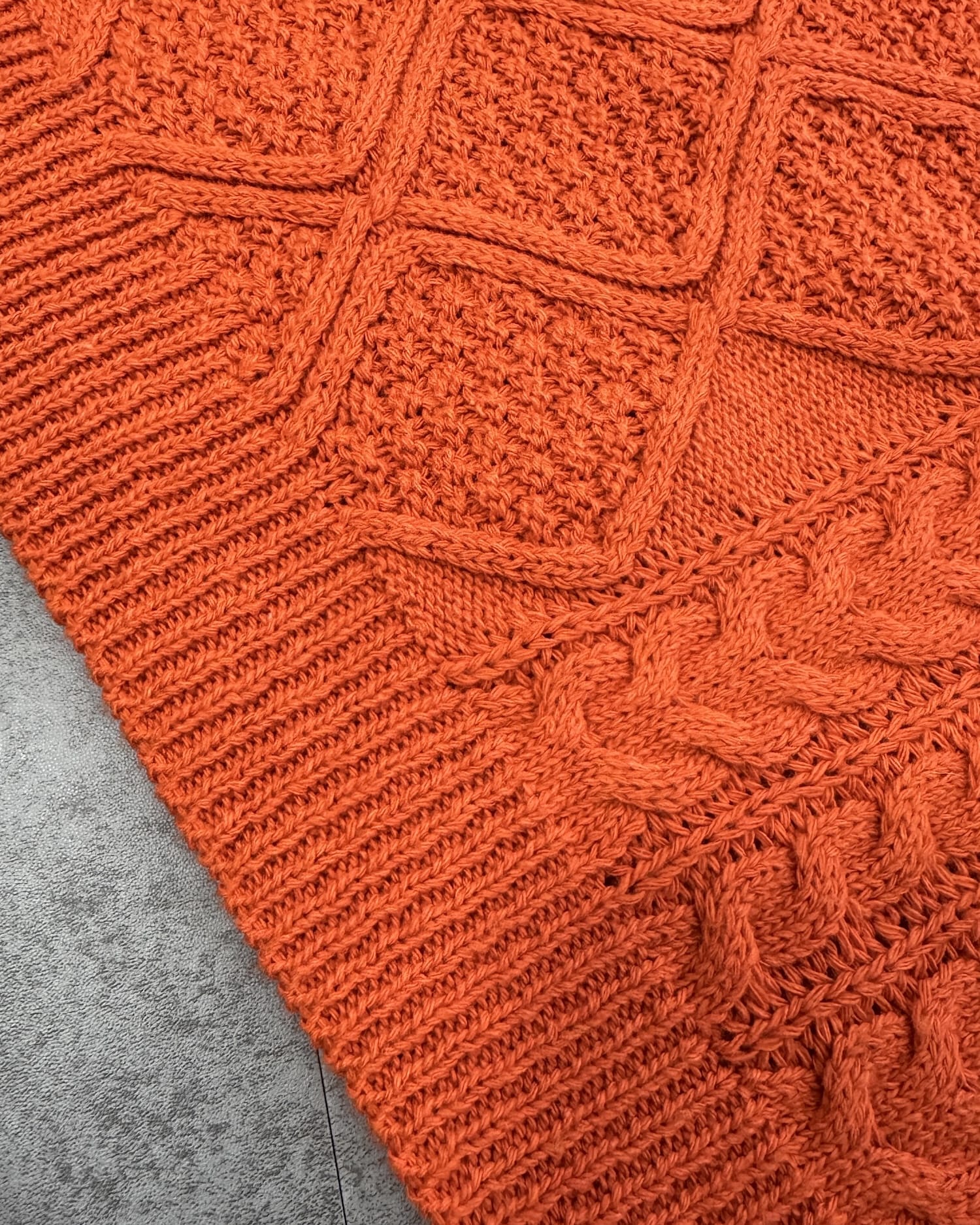 ケーブルオーバーニット