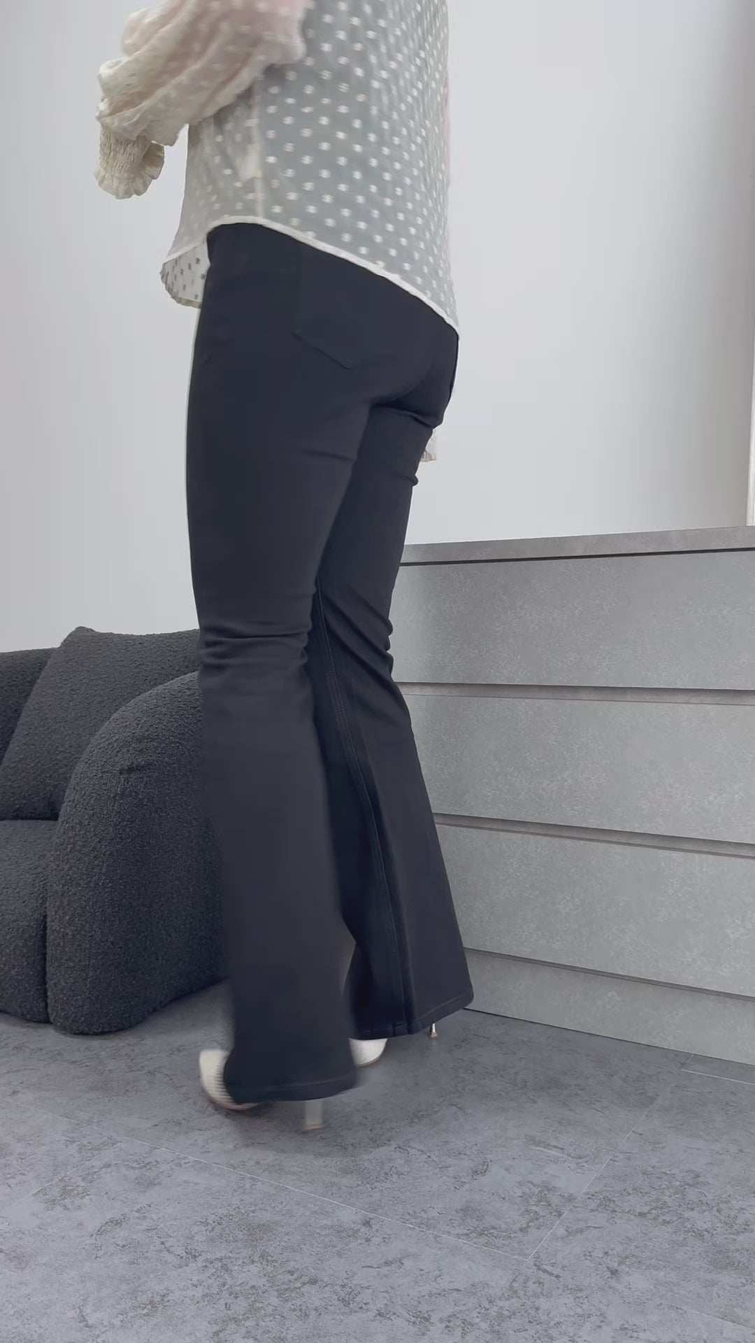 美シルエット】ブラックストレッチフレアパンツ – OW